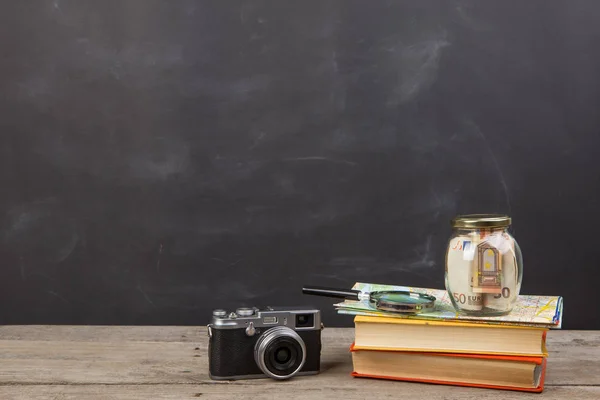 Jar Met Geld Voor Een Reis Kaarten Paspoort Andere Spullen — Stockfoto