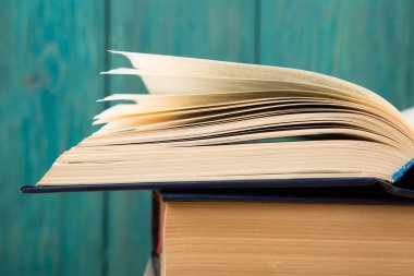 Masanın üzerinde açık bir kitap var.