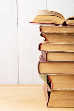 Masanın üzerinde bir yığın kitap var.