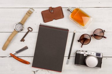 seyahat kavramı - kamera ile farklı şeyler kümesi ve başka şeyler üzerinde ahşap masa