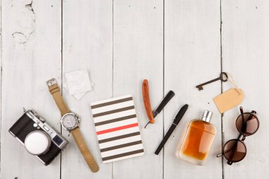 seyahat kavramı - ahşap masa üzerinde kamera ve diğer şeyler serisi