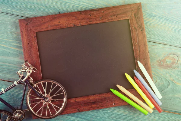 Leeg Schoolbord Met Copyspace Kleurrijke Kleurpotloden Houten Tafel — Stockfoto