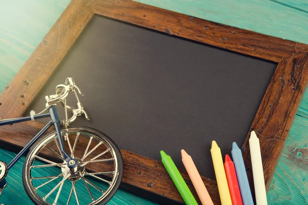 Leeg Schoolbord Met Copyspace Kleurrijke Kleurpotloden Houten Tafel — Stockfoto