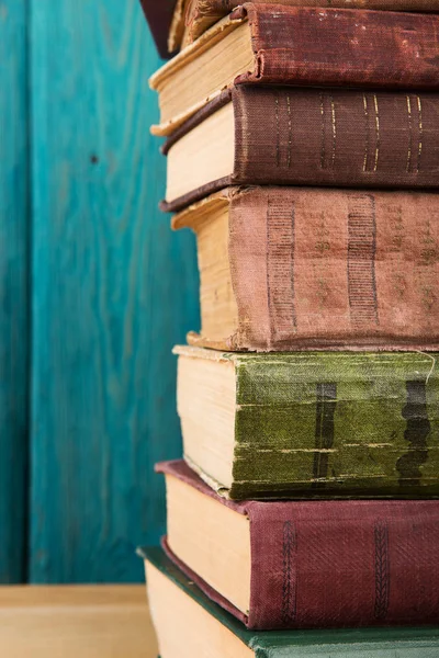 Bücherstapel Auf Dem Schreibtisch Vor Holzgrund — Stockfoto