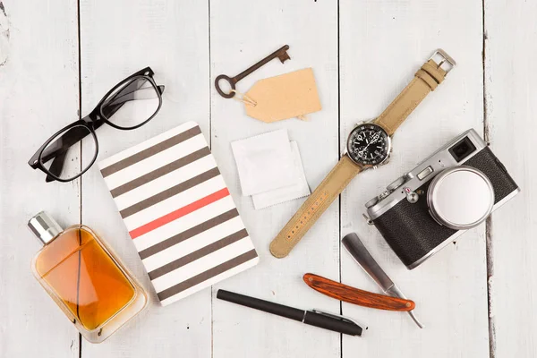 seyahat kavramı - kamera ile farklı şeyler kümesi ve başka şeyler üzerinde ahşap masa