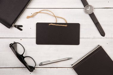 tahta masa üzerinde tahta, saatler, not defteri, gözlük ve kalem
