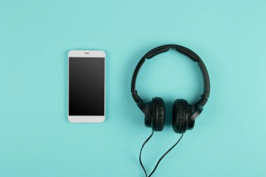 Müzik online kavram - phablet ve kulaklık renk backg