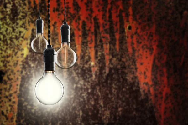 Idee und Führungskonzept - Glühbirnen im Grunge-Hintergrund — Stockfoto