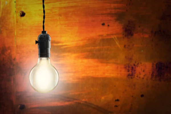 アイデア コンセプト - グランジ背景に電球 — ストック写真