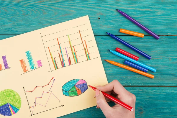 Financiële diagrammen getekend met gekleurde pennen — Stockfoto