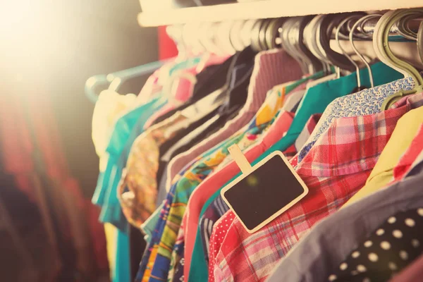 Kleidungsstücke hängen im Laden auf dem Regal — Stockfoto