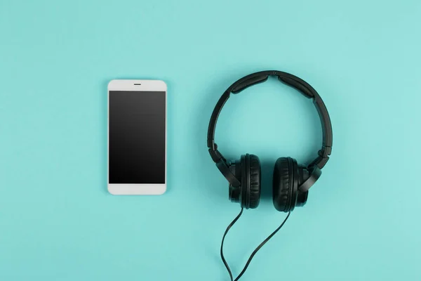 Concept de musique en ligne phablet et écouteurs sur le backg couleur — Photo