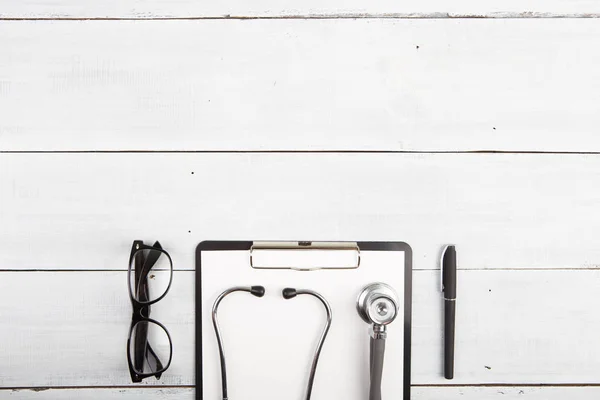 Lugar de trabajo del médico - estetoscopio, portapapeles de medicamentos, gafas Fotos De Stock