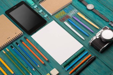 Çalışma alanı ile tablet pc, fotoğraf makinesi, saat ve diğer office kaynağı