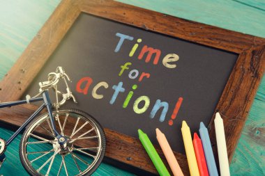 Eylem zamanı - karatahta üzerinde boya kalemleri ile yazılmış