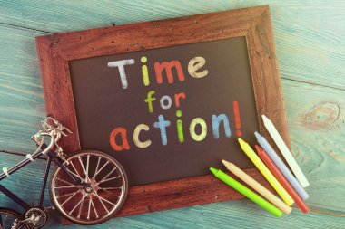 Eylem zamanı - karatahta üzerinde boya kalemleri ile yazılmış