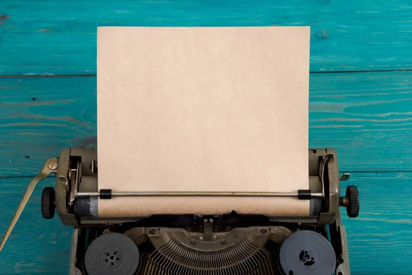 Schrijfmachine op het blauwe houten bureau — Stockfoto