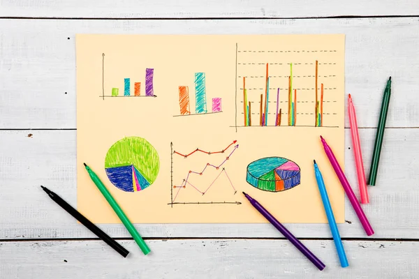 Financiële diagrammen getekend met gekleurde pennen — Stockfoto