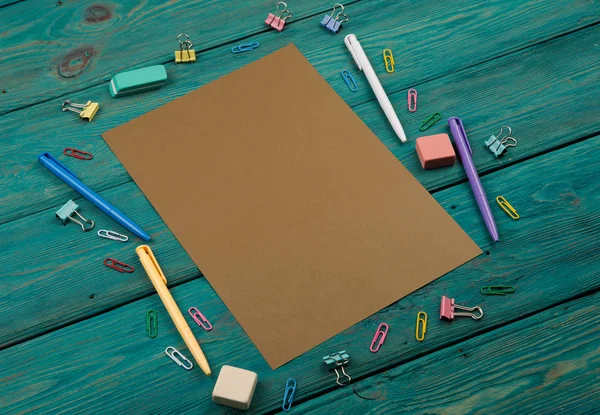 Κενό φύλλο χαρτιού και πολύχρωμο γραφείο αξεσουάρ — Φωτογραφία Αρχείου