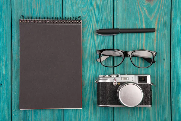 Not defteri, kamera, gözlük ve kalem — Stok fotoğraf