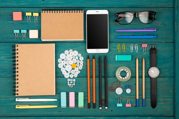 Idea concept - telefono, orologio, blocco appunti, matite e forniture per ufficio — Foto Stock