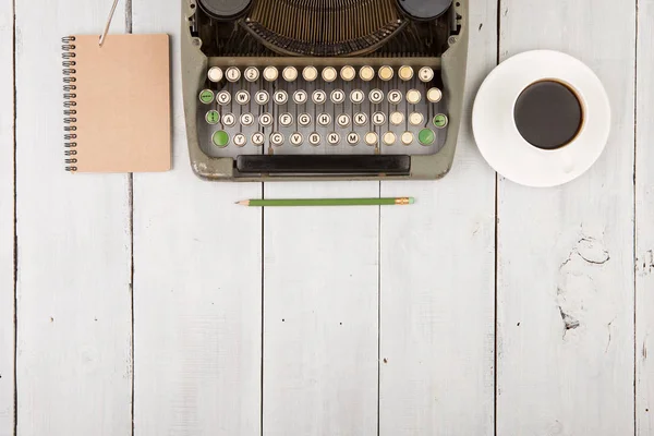 Lugar de trabajo del escritor escritorio de madera con máquina de escribir — Foto de Stock