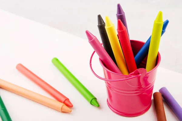 Lápis de cor e papel em branco na mesa — Fotografia de Stock