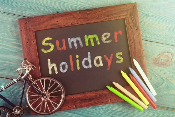Letnie wakacje-napisane kredkami na tablica — Zdjęcie stockowe