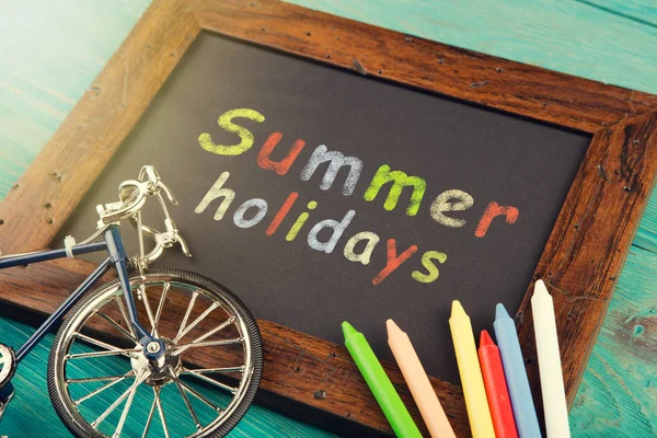 Letnie wakacje-napisane kredkami na tablica — Zdjęcie stockowe