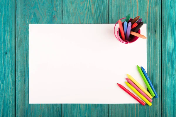 Kleurrijke kleurpotloden en blanco papier op het Bureau — Stockfoto