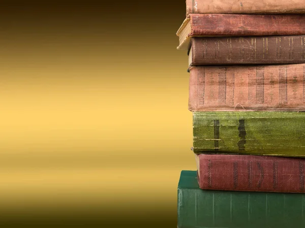 Stos książek na kolor gradientu tła, miejsca na tekst — Zdjęcie stockowe