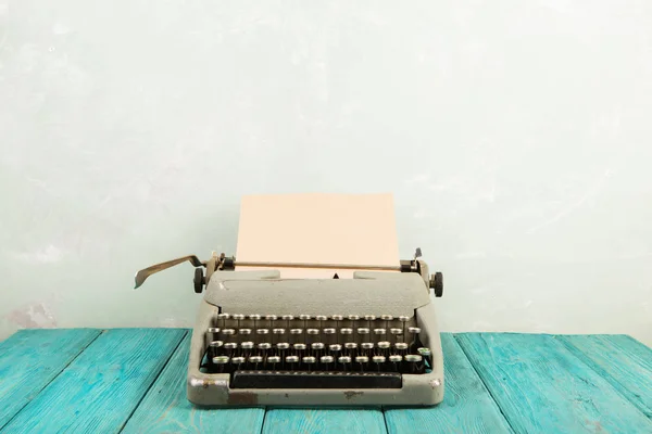 Lugar de trabajo del escritor escritorio de madera con máquina de escribir Imagen De Stock