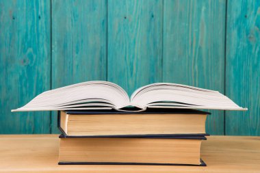 Masanın üzerinde açık bir kitap var.