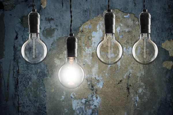 Idea e concetto di leadership Lampadine vintage su sfondo parete — Foto Stock