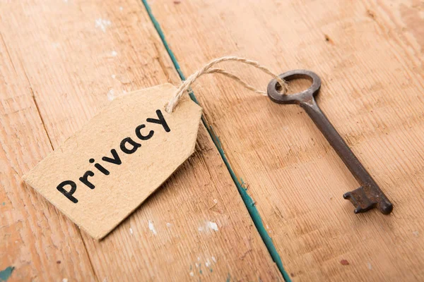 Privacy concept - vintage sleutel met tag met inscriptie — Stockfoto