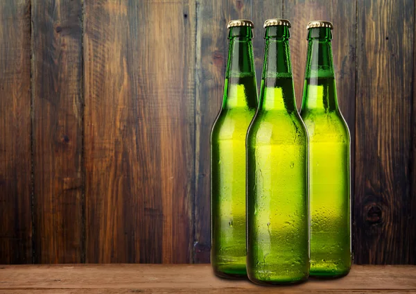 Grupo de botellas de cerveza húmeda fría en el fondo grunge — Foto de Stock