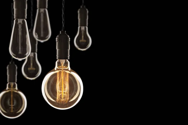 Ideia e conceito de liderança Vintage incandescente lâmpadas Edison em — Fotografia de Stock