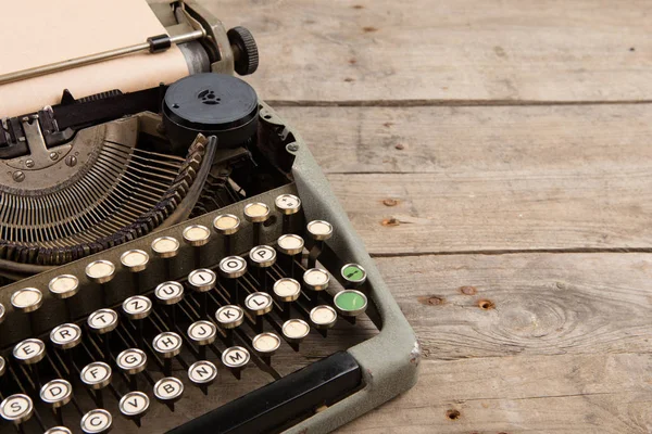 Vintage typemachine op het oude houten bureau — Stockfoto