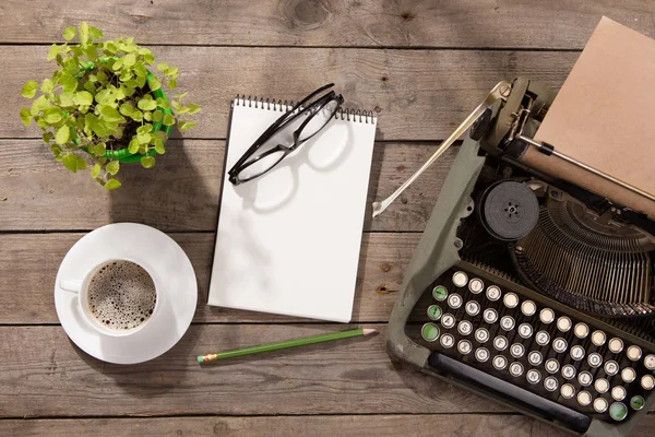 Máquina de escribir vintage en el viejo escritorio de madera —  Fotos de Stock