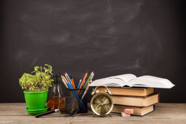 Eğitim konsepti - oditoryumdaki masanın üzerinde kitaplar