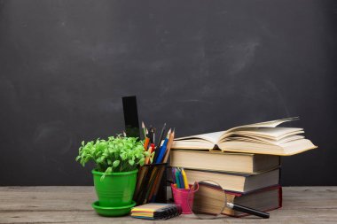 Eğitim konsepti - oditoryumdaki masanın üzerinde kitaplar