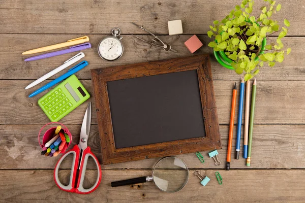 Concetto di rientro a scuola - forniture scolastiche sulla scrivania di legno — Foto Stock