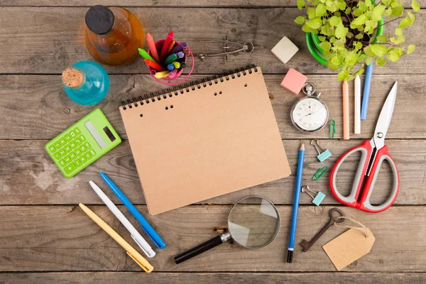 Concetto di rientro a scuola - forniture scolastiche sulla scrivania di legno — Foto Stock