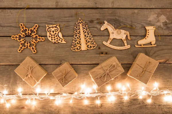 Старовинні різдвяні прикраси та вогні на дерев'яному фоні — стокове фото