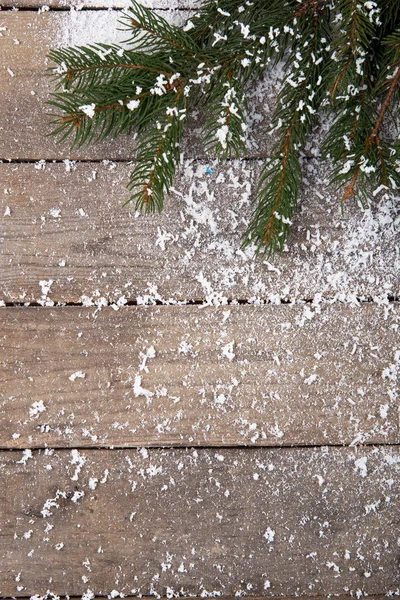 Ahşap tahta arka plan üzerinde kar ile Noel ağacı — Stok fotoğraf