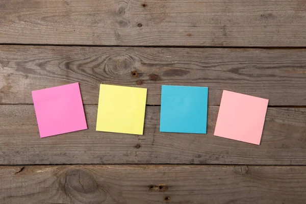 Sticky Notes op het lege Blackboard — Stockfoto