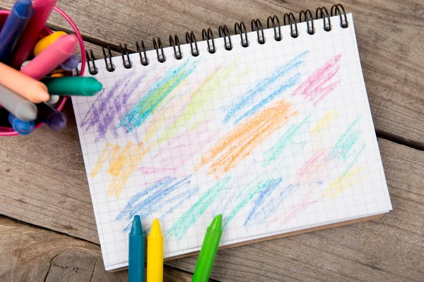 Lápices de colores y página en blanco en la mesa de madera —  Fotos de Stock