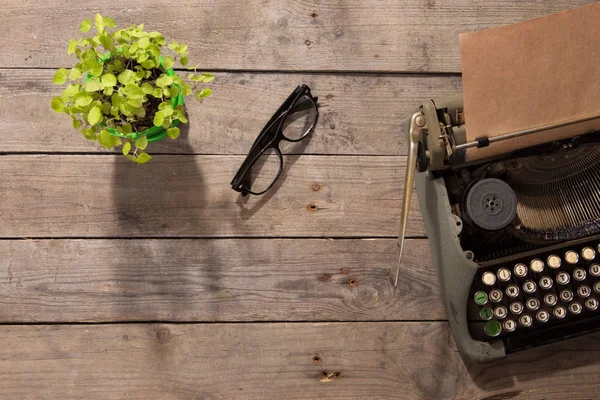 Vintage typewriter on the old wooden desk — Stock Photo, Image