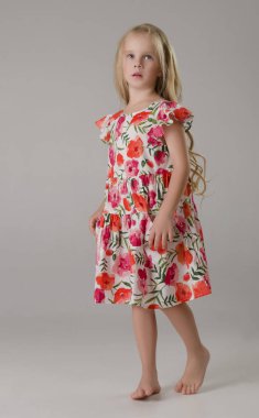 Studio moda giysiler içinde poz içinde çocuk