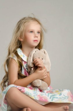 Studio moda giysiler içinde poz içinde çocuk